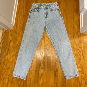 Zara white washed jeans size 8/29 mom fit jeans